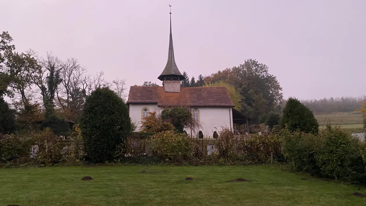 Kirche Bargen im Herbst (Foto: Albrecht Mattner)